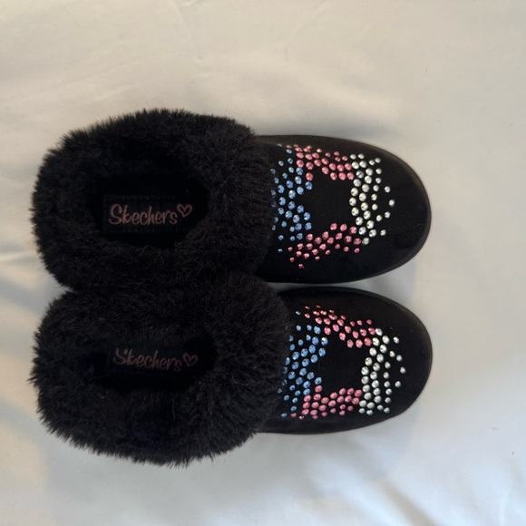 Kids Skechers Black Slippers with Star Design - Picture 3 of 4